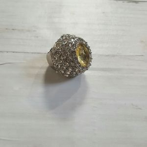 chunky ring yellow stone surrounded by sprakles stretch links silver‎ tone